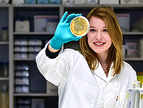 Biotechnologie Bachelor Eine Studentin im Labor