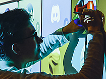Medieninformatik und Interaktives Entertainment Bachelor Ein Student steht an einer Projektion