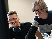 Bachelor Softwareantwicklung Eine Gruppe Studierende an PC.
